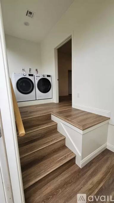 Main picture of 2084 W 24th St