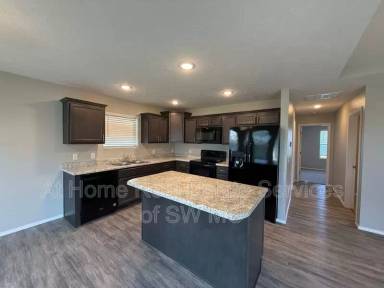 Main picture of 1160 E New Madrid St