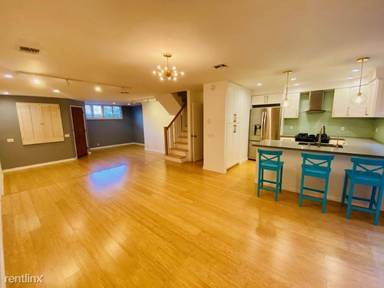 Main picture of 1030 Bay St