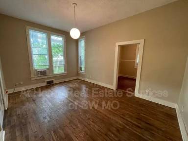 Main picture of 530 W Mount Vernon St