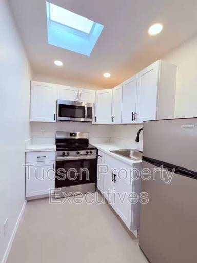 Main picture of 802 N Alvernon Way