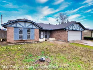 Main picture of 740 Royal Ln