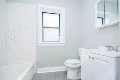 Main picture of 3002 W Ainslie St