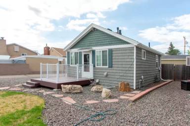 Main picture of 2415 E 9th St