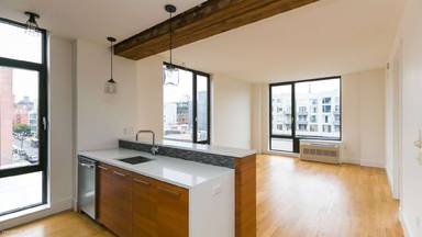 Main picture of 220 N 10th St