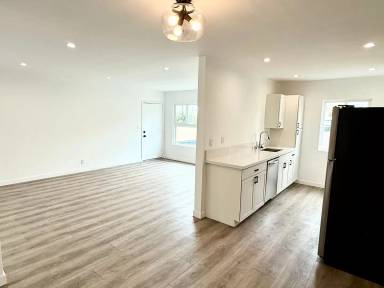 Main picture of 8115 Romaine St
