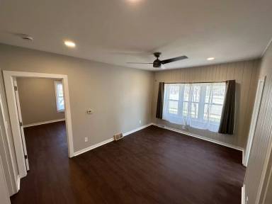 Main picture of 622 W 1st St