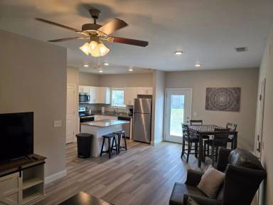Main picture of 2252 Hickory St