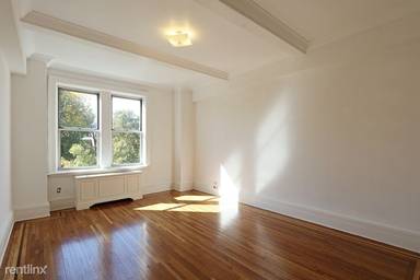 Main picture of 15 W 81st St