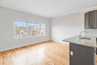 Main picture of 450 Pompton Ave