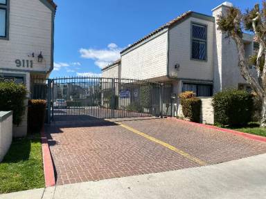 Main picture of 9111 Lemona Ave