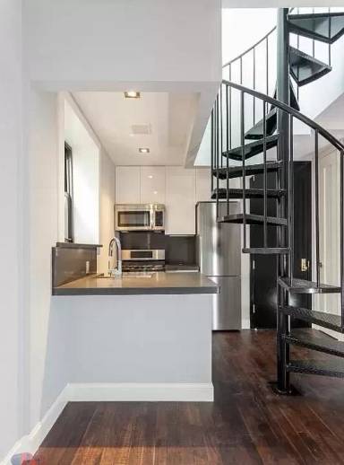Main picture of 136 Orchard St