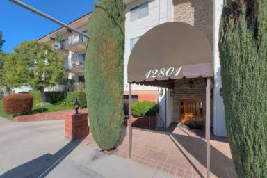 Main picture of 12801 Moorpark St