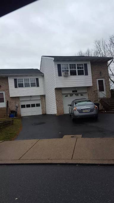 Main picture of 100 Pickwick Pl