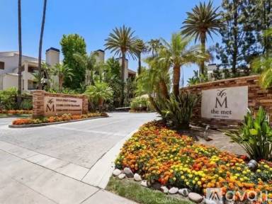 Main picture of 5515 Canoga Ave