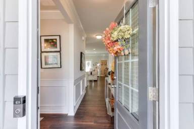 Main picture of 124 Hickory Village Cir