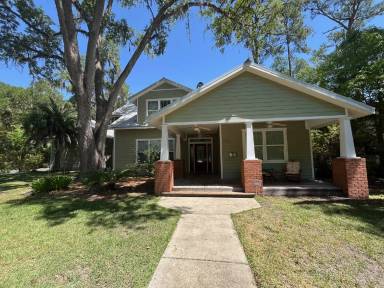 Main picture of 702 NE 11th Ave