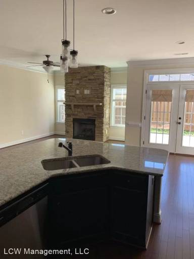 Main picture of 1042 Richmond Park Dr