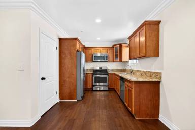 Main picture of 1516 S Bundy Dr