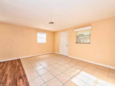 Main picture of 820 Central Dr