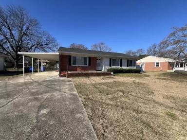 Main picture of 808 Sandalwood Dr