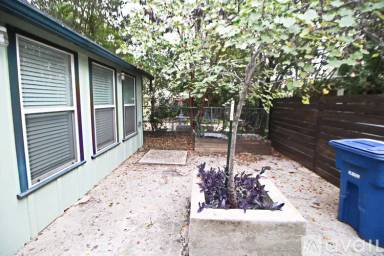Main picture of 121 W Woodlawn Ave