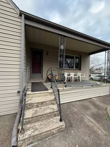 Main picture of 702 Newport Rd