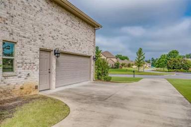 Main picture of 1007 Old Breckenridge Ln