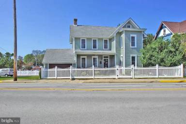 Main picture of 338 W Commerce St