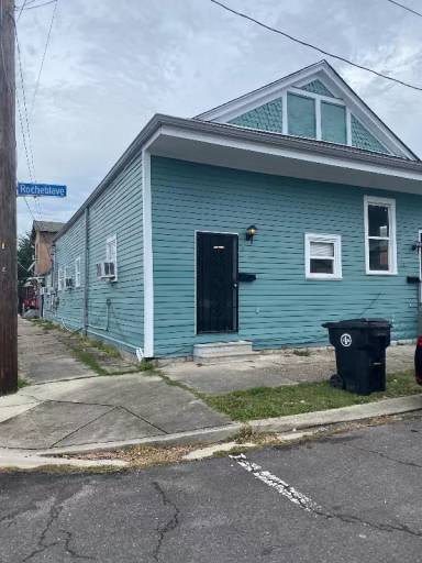 Main picture of 2411 Aubry St