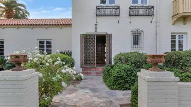 Main picture of 131 E Country Club Dr