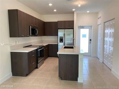 Main picture of 4640 NW 84th Ave