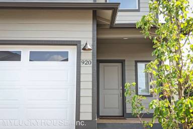 Main picture of 920 NE Paula Dr