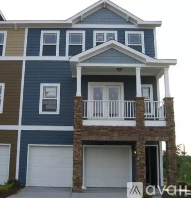 Main picture of 892 Queen City Cres