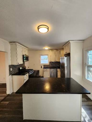 Main picture of 154 E 7th Ave