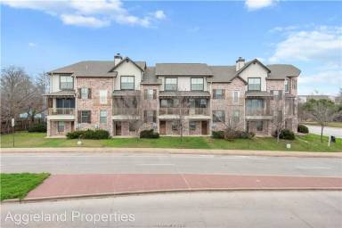Main picture of 351 George Bush Dr E
