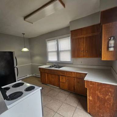 Main picture of 221 E 11th St