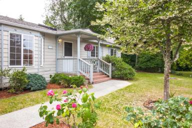 Main picture of 19910 Mosjon Cir NE