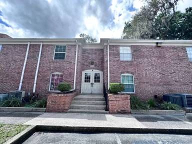 Main picture of Colonial Point Condominiums