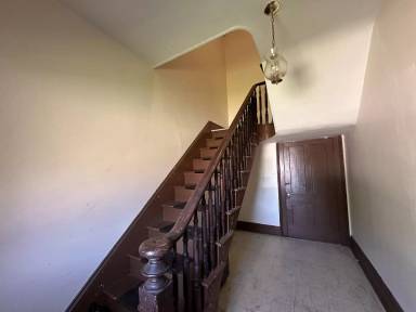 Main picture of 140 1/2 E 6th Ave