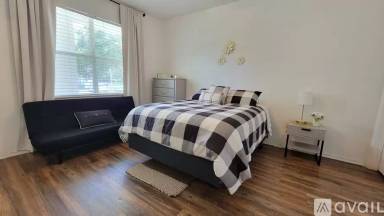 Main picture of Oaks Condominiums