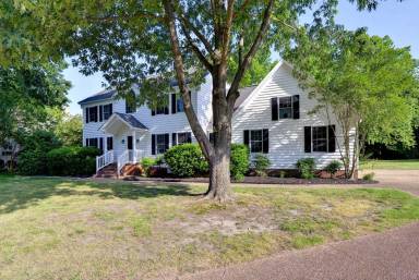 Main picture of 44 Dryden Dr