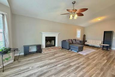 Main picture of 1233 Riyadh Rd