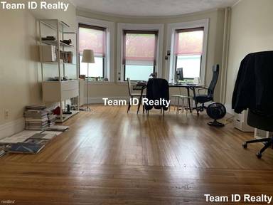 Main picture of 1694 Beacon St