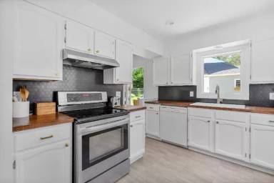 Main picture of 2425 Cavell Ave S