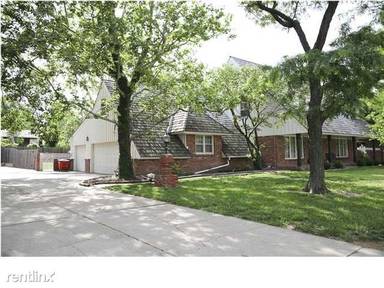 Main picture of 1302 N Willow Ln