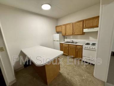 Main picture of 734 W 10th St