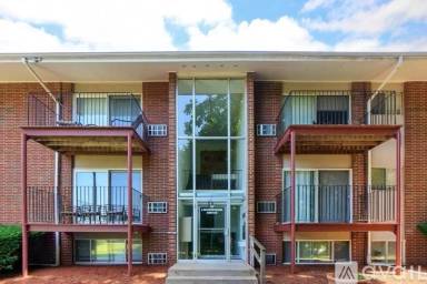 Main picture of 10 Longwood Dr