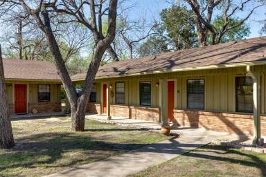 Main picture of 601 W College St