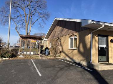 Main picture of 1415 N Cedar Lake Rd